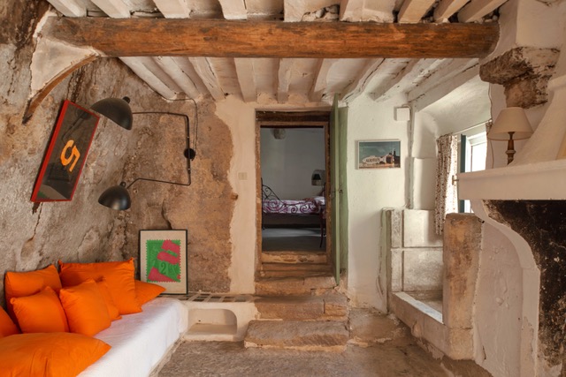 Interieur met kalkstenen muren, balken en kleurrijke accenten